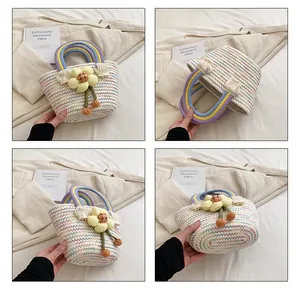 Vues détaillées d'un sac en paille tissé coloré avec une grande fleur jaune décorative