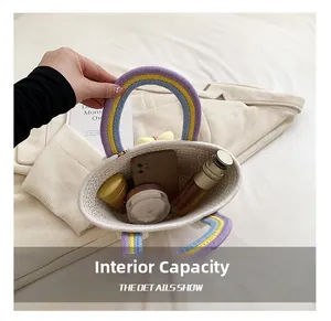 Détail du sac cabas en paille avec anses arc-en-ciel et grande capacité de rangement