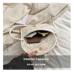 Détail montrant la capacité interne du sac tissé avec un fermoir magnétique
