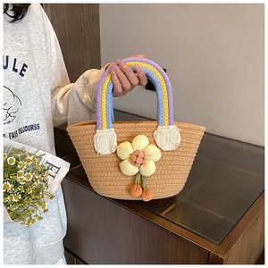 Vue détaillée du panier en paille avec poignée arc-en-ciel et décor de fleurs