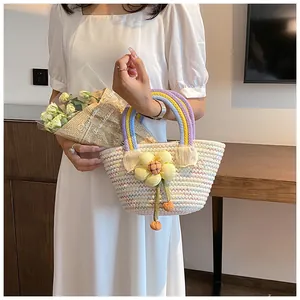 Détail du sac en paille tissé main avec anses arc-en-ciel et breloque fleurie jaune 3D
