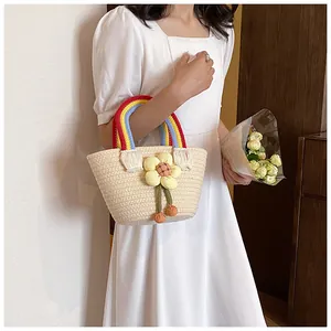 Détail d'un sac en paille tissée avec poignées arc-en-ciel et fleur jaune en 3D