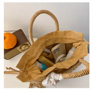 Detalle del interior del bolso de paja con gran capacidad para los artículos de verano