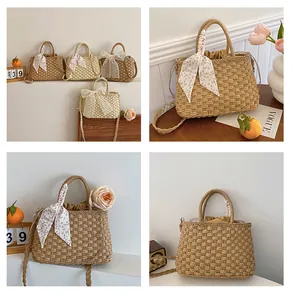 Detalles de la textura tejida y los lazos decorativos en el bolso de paja