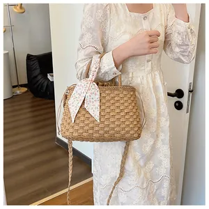Detalle del bolso de paja con pañuelo de seda floral y forro interior con cordón