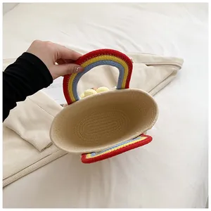 Vue de dessus du panier tissé avec anses arc-en-ciel et détail de fleur de tournesol