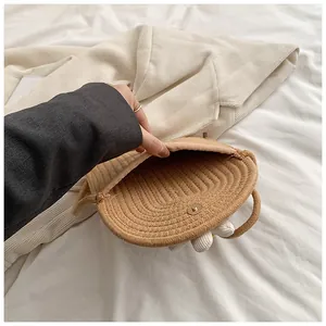 Détail de l'intérieur du sac en paille avec fermoir magnétique et motif marguerite