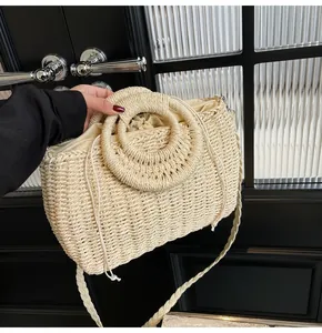 Dettagli della borsa in paglia beige con manici circolari e fodera con coulisse
