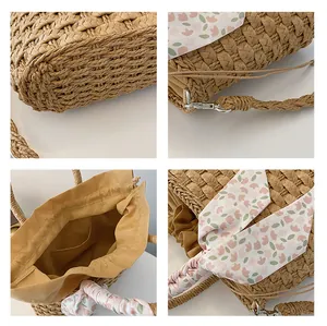Detalle de bolso tote de paja tejida con pañuelo floral y forro interior de cordón