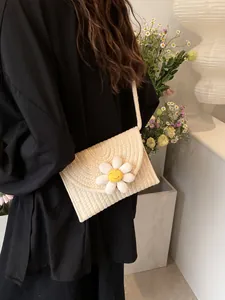 Sac bandoulière tissé en paille avec détail marguerite blanche pour style d'été
