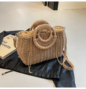 Dettaglio della trama in paglia con manico ad anello e sacca interna con coulisse regolabile