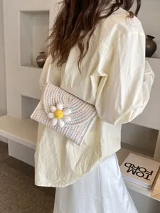 Petit sac bandoulière tissé arc-en-ciel avec fleur de tournesol porté par un mannequin