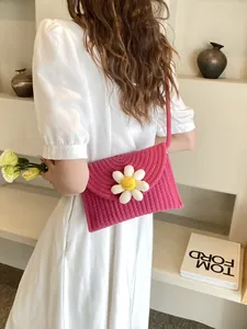 Sac bandoulière en paille tressée fuchsia avec détail marguerite pour l'été