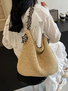 Bohemian beige stro geweven schoudertas met gestreepte knoopband voor zomerse vakantie