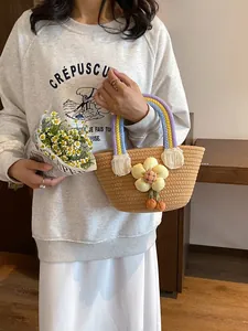 Sac à main d'été en paille tressée avec anse arc-en-ciel et pendentif fleur chic