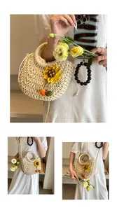 Dettaglio borsa in paglia intrecciata con girasole giallo e fodera a coulisse