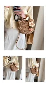Dettaglio della borsa in paglia intrecciata con fiori e fodera interna con coulisse