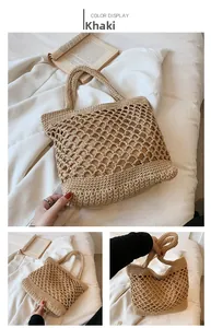 Détails du sac de plage au crochet kaki montrant les mailles en losange et les anses