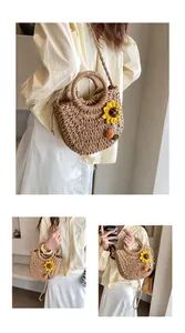 Dettaglio borsa in paglia intrecciata con girasole e fodera sicura con coulisse