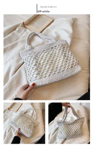 Détail de la texture crochetée blanc cassé et poignée tissée intégrée du sac de plage
