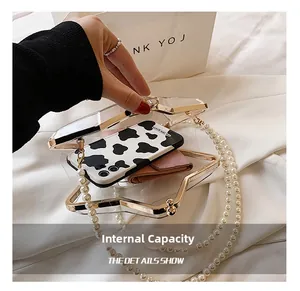 Capacité interne du sac étoile en acrylique montrant un téléphone et un portefeuille