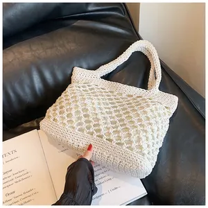 Détails macro d'un sac cabas blanc crocheté avec une texture tissée de haute qualité