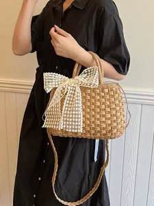 Bolso de paja tejida con gran lazo de encaje blanco y correa de hombro para la playa
