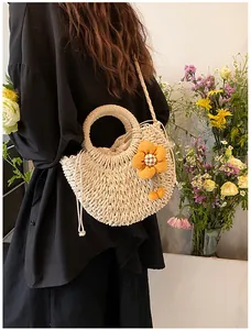 Dettaglio borsa da spiaggia in paglia con fiore arancione e fodera con coulisse