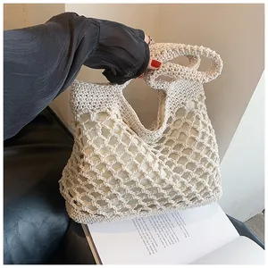Détail du sac de plage beige au crochet avec motif en maille et doublure interne
