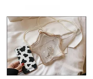 Vue détaillée du sac bandoulière en acrylique en forme d'étoile avec chaîne de perles