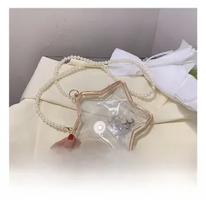 Détail du sac étoilé en acrylique avec cadre en métal doré et chaîne en perles