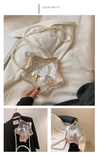 Détail du sac étoile transparent en acrylique avec bandoulière perle et finitions dorées