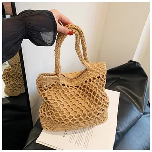Détail du crochet à mailles et de la doublure sécurisée du grand sac de plage beige