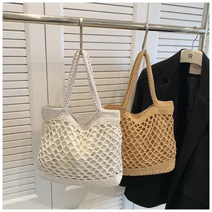 Vue détaillée de sacs de plage au crochet faits main en blanc et kaki avec mailles ajourées