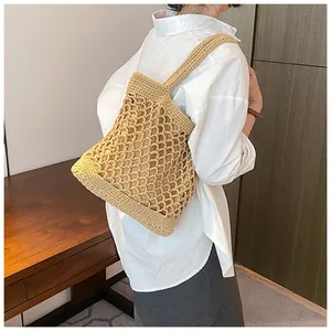 Détail macro du sac cabas au crochet beige montrant la maille et le motif de tissage