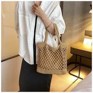 Gros plan détaillé du grand sac de plage au crochet avec motif ajouré et tissage naturel
