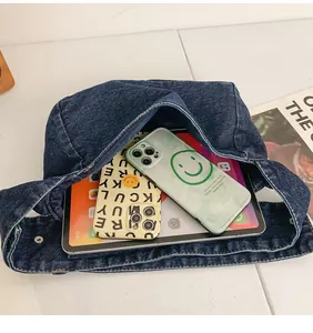 Geräumiges Innenleben der Retro-Jeans-Umhängetasche mit Tablet und Smartphones