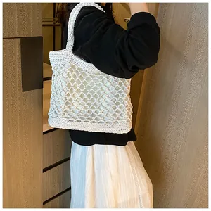 Détail du sac de plage au crochet blanc avec motif en maille et doublure intérieure