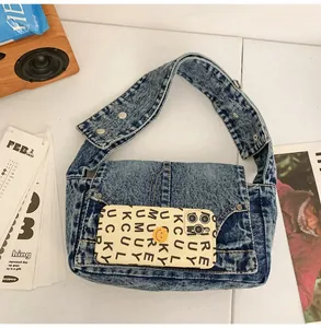 Detail einer Vintage Denim Umhängetasche in Blau mit verstellbarem breitem Schultergurt