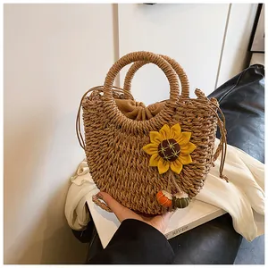 Dettaglio della trama in paglia intrecciata con fodera a coulisse e fiore giallo