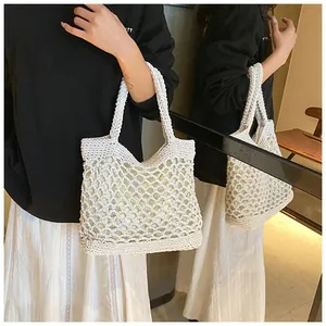 Détail du sac de plage au crochet avec motif ajouré et doublure intérieure assortie
