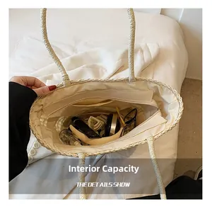 Makroansicht der Strohtasche mit Reißverschlusstaschen und großem Innenraum