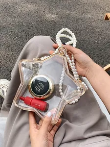 Sac chic en acrylique transparent en forme d'étoile avec bords dorés et bandoulière perle