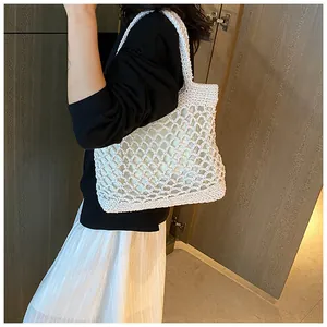 Détail du sac cabas blanc crocheté à la main avec texture de tissage en losange