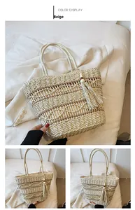 Detail der beigen Stroh-Tote-Bag mit hohlem Webmuster und dekorativer Quaste