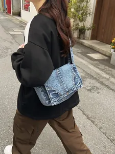 Vintage Denim Schultertasche für Damen mit Jeans-Taschendesign und Metallnieten