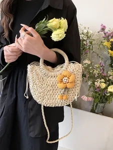 Borsa in paglia intrecciata con fiore giallo per vacanze al mare e uscite estive