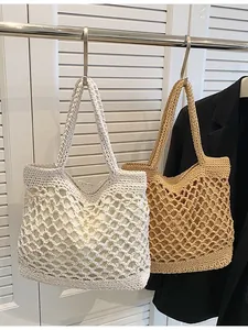 Grands sacs de plage au crochet ajouré en beige et camel pour les vacances d'été