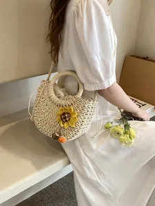 Borsa a mano in paglia intrecciata con girasole e pompon colorati per la spiaggia