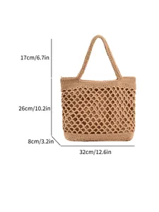 Sac de plage au crochet marron clair avec dimensions 32x26x8 cm sur fond blanc pur